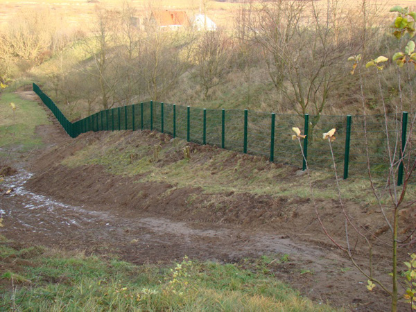 Ogrodzenie paneleowe z kratą skośną bez podmur&oacute;wki. Fot.: ABTech