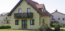 R&oacute;żnego rodzaju technologie prefabrykatowe od lat cenione i powszechnie stosowane w światowym budownictwie z każdym rokiem znajdują w Polsce coraz liczniejsze grono odbiorc&oacute;w. Szybkie w budowie, trwałe, wygodne i energooszczędne czyli, o zaletach dom&oacute;w budowanych w technologii prefabrykowanej opartej na szkielecie drewnianym. 